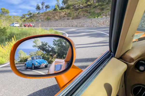 VW Käfer (1973) an der Mallorca Classic Week 2021 – Der Verfolger im Rückspiegel
