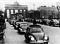 VW Käfer 38 (1938) - Die ersten Käfer der Vorserie VW 38 vor dem Brandenburger Tor (© Volkswagen Archiv / Werk, 1938) VW Käfer 38 (1938) - Die ersten Käfer der Vorserie VW 38 vor dem Brandenburger Tor (© Volkswagen Archiv / Werk, 1938)