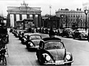VW Käfer 38 (1938) - Die ersten Käfer der Vorserie VW 38 vor dem Brandenburger Tor