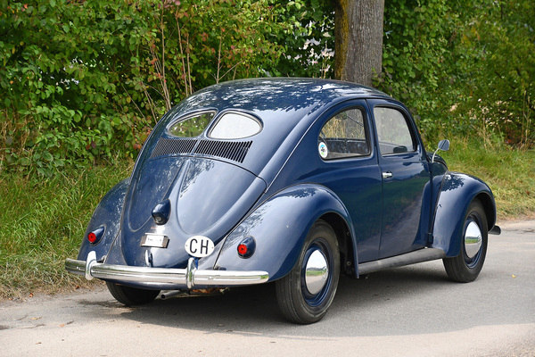 VW Käfer "Brezel" (1950) - als Lot 190 angeboten an der Versteigerung Oldtimer Galerie Toffen vom 16. Oktober 2021
