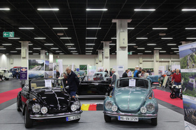 Bild VW Käfer Cabriolet 1302 (1972) - Türkis-Metallic mit 1303-Bruder (Retro Classics Cologne 2017)