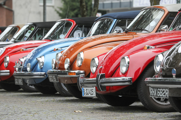VW-Käfer-Cabriolets der Baureihen 1303 und 1302 - Internationales Käfer-Cabrio-Treffen von Deutschland 2025