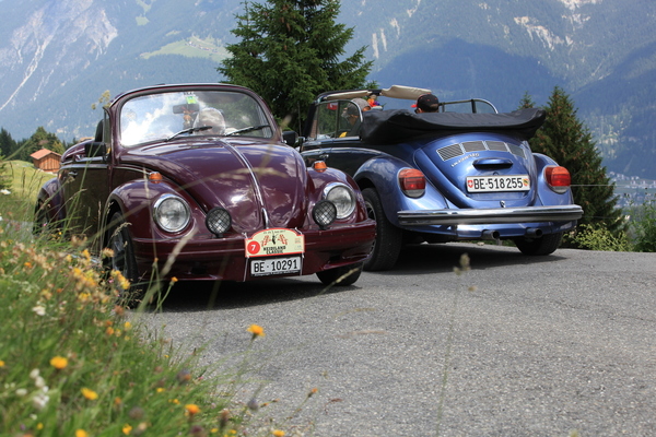 Bild: VW Käfer Cabriolets im Gegenverkehr - Impression von der Heidi Classic 2019