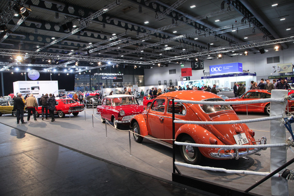Bild VW Käfer Export (1960) - mit DM 4600 günstiger, aber auch etwas langsamer als der Gegner DKW Junior De Luxe (DM 5300) - Sonderschau "Rivalen" an der Bremen Classic Motorshow 2020