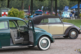VW Käfer Ovali (1953) - als Export-Modell, neben frühem Cabriolet - 21. Classic-Gala Schwetzingen 2025