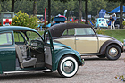 VW Käfer Ovali (1953) - als Export-Modell, neben frühem Cabriolet - 21. Classic-Gala Schwetzingen 2025