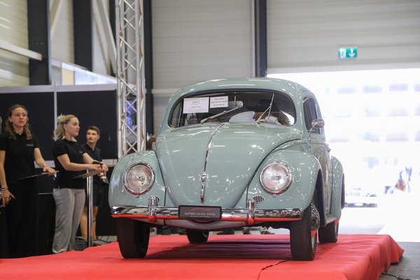 VW Käfer "Ovali" (1957) - als Lot 01 an der Swiss Classic World Versteigerung der Oldtimer Galerie Toffen in Luzern am 3. Juni 2023