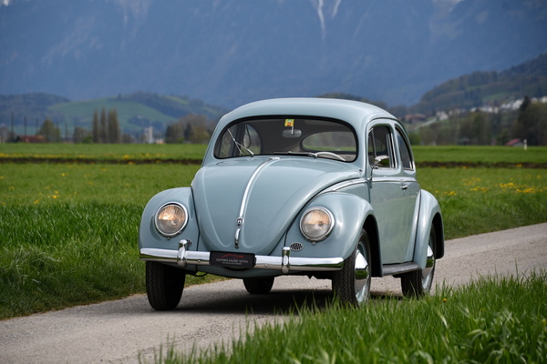 Bild: VW Käfer "Ovali" (1957) - als Lot 01 angeboten an der Swiss Classic World Versteigerung der Oldtimer Galerie Toffen in Luzern am 3. Juni 2023