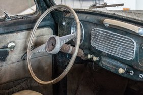 VW Käfer Ovali - Dieser Scheunenfund wurde zu EUR 13950 von Kieft & Klok angeboten - Motorworld Classics Bodensee 2018 (1953)