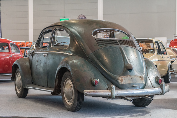 VW Käfer Ovali - Dieser Scheunenfund wurde zu EUR 13950 von Kieft & Klok angeboten - Motorworld Classics Bodensee 2018