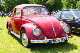 VW Käfer dürfen bei keinem Treffen fehlen. Hier ein 1200 L von 1962. – Bockhorner Oldtimermarkt 2025