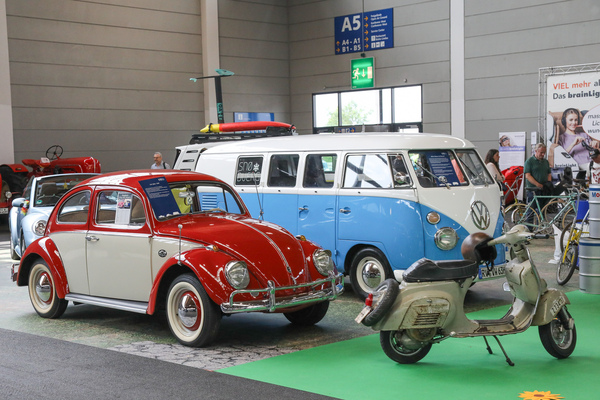 VW Käfer im Zweifarben-Look neben VW Bus T1 mit ebenfalls zweifarbener Lackierung - Klassikwelt Bodensee 2024