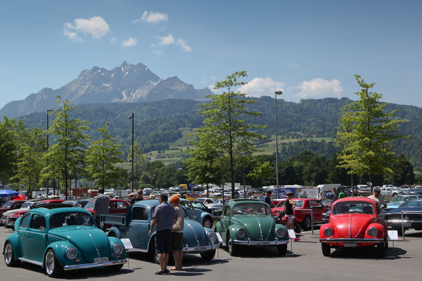 Bild VW Käfer in allen Farben vor den Hallen - Swiss Classic World Luzern 2017