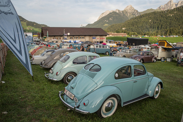 Bild VW Käfer mit Brezelfenster, Oval- und Gross-Scheibe - Treffen der luftgekühlten Volkswagen in Château-d'Oex 2017