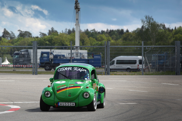 VW Käfer mit Kawasaki-Motor auf der Rundstrecke - Motorworld Classics Bodensee 2019