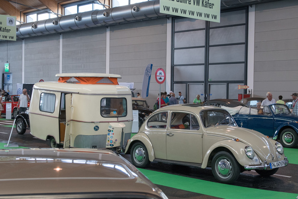 VW Käfer - mit Wohnmobil-Anhänger von Eriba-Touring (Modell Faun aus dem Jahr 1962), gezeigt an der Sonderschaue 80 Jahre Käfer - Motorworld Classics Bodensee 2018