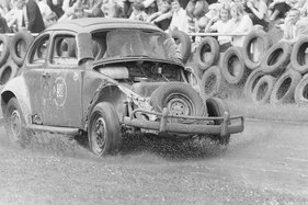 VW Käfer ohne Haube vorne am Stock Car Rennen in Bonn anfangs 70er Jahre VW Käfer ohne Haube vorne am Stock Car Rennen in Bonn anfangs 70er Jahre