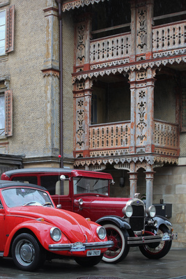 VW Käfer und Ford Model A vor historischer Kulisse vereinigt - Oldtimer in Obwalden O-iO 2016