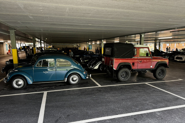 Bild: VW Käfer und Land Rover - Oldtimer in den überdachten Parkgeschossen des Catrina Resort - 5. Oldtimer Treff Survselva 2024