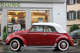 VW Kàfer Cabriolet (1965) - "lesen lassen" is written on the shop window - O-iO 2016