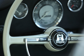 VW Karmann Ghia (1968) - das Wolfsburg-Zeichen