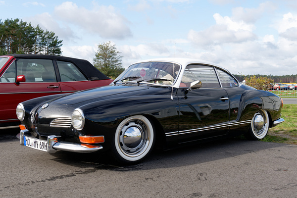 VW Karmann-Ghia (1969) – sehr sauber, sehr tief – Oldtimer-Show Berlin 2022