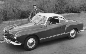 VW Karmann-Ghia Coupé (1959) - die Dame macht sich auf der Beifahrerseite parat
