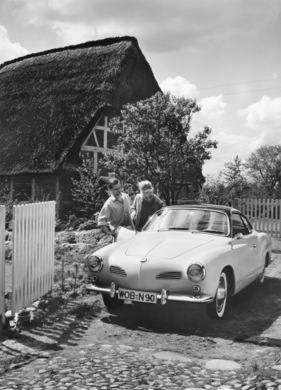 VW Karmann-Ghia Coupé (1963) - stolz zeigt er ihr sein neues Auto