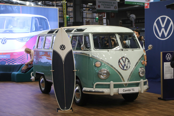 VW Kleinbus T1 (1963) - die erste Generation wurde von 1950 bis 1967 gebaut - Rétromobile Paris 2024