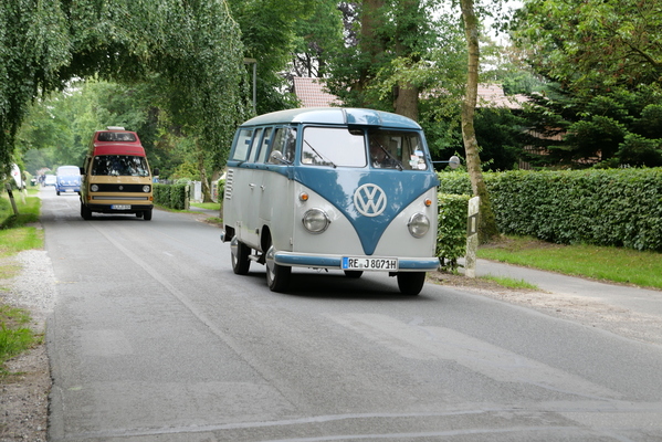 VW Kombi (1952) – ankunft der Busse in Bockhorn, ganz hinten ein DKW Schnellaster – Bockhorner Oldtimermarkt 2024