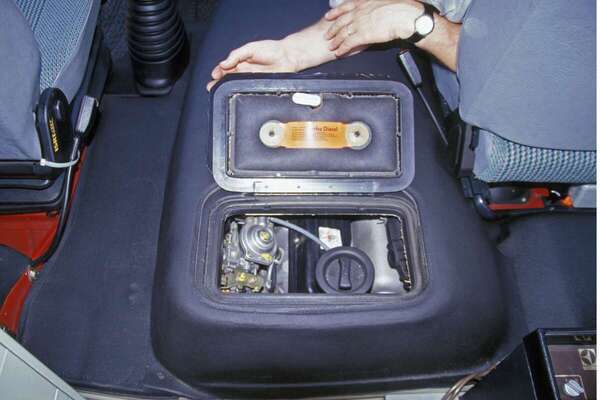 Image: VW LT (1983) - The more inclined engines allow a lower engine box in the interior