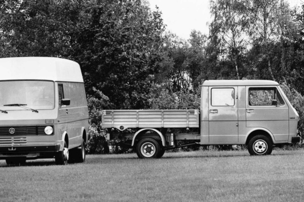 Image: VW LT 35 (1975) - as a platform truck with crew cab and as a panel van with high roof