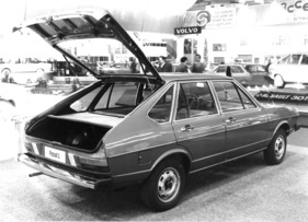 VW Passat (1975) - in Neuauflage mit breit öffnender Heckklappe - Genfer Automobilsalon 1975