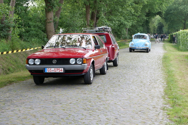 VW Passat (1978) – Limousine mit halbem Variant im Schlepp – Bockhorner Oldtimermarkt 2024