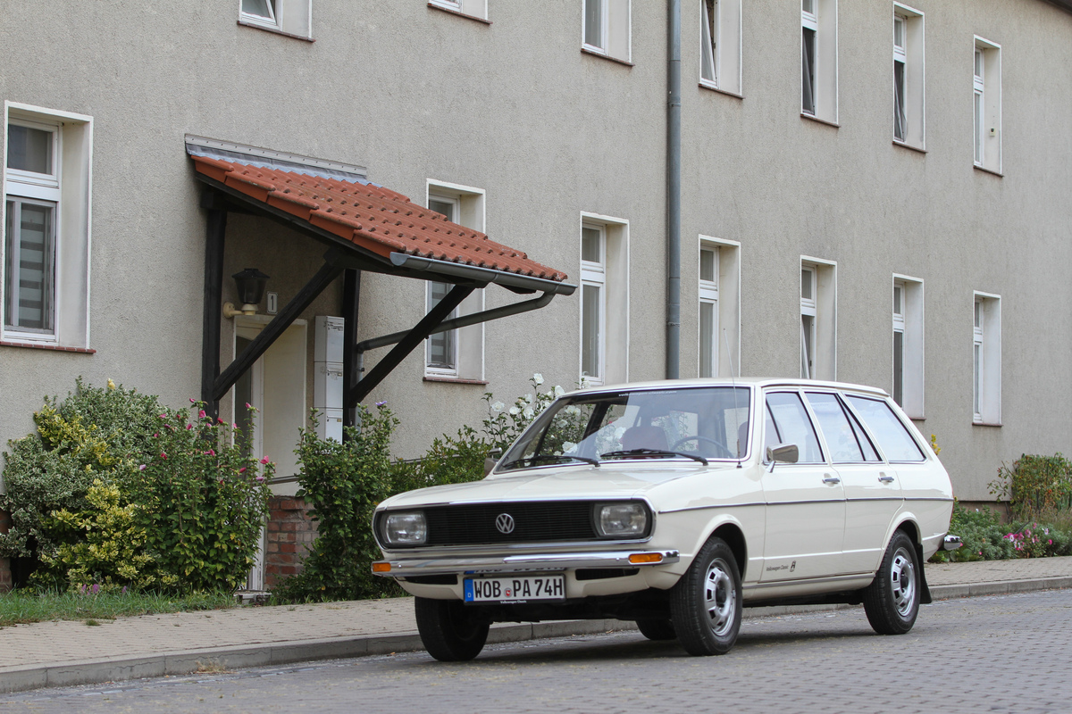 VW Passat Variant L (1974) - der Variant stand schon in den Siebzigerjahren vor vielen Mehrfamilienhäusern