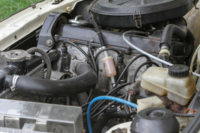 VW Passat Variant L (1974) - der Wasserkühler ist neben dem Motor untergebracht