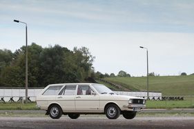 VW Passat Variant L (1974) - die Lackierung nennt sich "Pastellweiss"