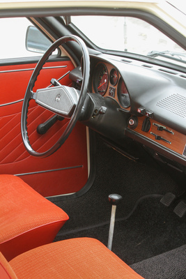 VW Passat Variant L (1974) - grosser Schalthebel, hängende Pedale