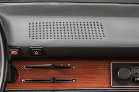 VW Passat Variant L (1974) - nix Stereo, der Lautsprecher sitzt oben auf dem Armaturenbrett