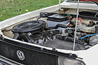 VW Passat Variant L (1974) - schräg und etwas abseits der Mitte eingebauter Vierzylinder, der in ähnlicher Form auch im Audi 80 Dienst tat