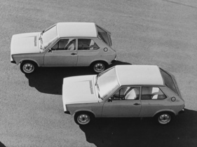 VW Polo (1975) – Normalausführung (vorne) und L-Version (hinten)