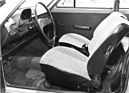 VW Polo (1975) - freundliches Interieur mit Pied-de-poule-Sitzbezug, Preis 9385 Franken - Genfer Automobilsalon 1975