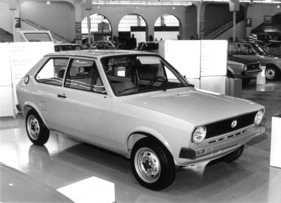 VW Polo (1975) - vom Bruder Audi 50 abgekupfert, mit 900-cm3-Motor als Benjamin in der VW-Palette - Genfer Automobilsalon 1975