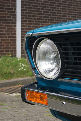 VW Polo L (1975) – Beim Basis-Polo waren die Stossfänger silbern lackiert und die Zierleiste um den Kühlergrill gleich ganz entfallen