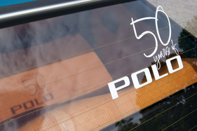 VW Polo L (1975) – Die heizbare Heckscheibe gehörte beim Polo L zur Serienausstattung. Der Jubiläumsaufkleber kam erst 50 Jahre später drauf