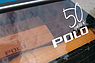 VW Polo L (1975) – Die heizbare Heckscheibe gehörte beim Polo L zur Serienausstattung. Der Jubiläumsaufkleber kam erst 50 Jahre später drauf (© Paul Krüger, 2025) VW Polo L (1975) – Die heizbare Heckscheibe gehörte beim Polo L zur Serienausstattung. Der Jubiläumsaufkleber kam erst 50 Jahre später drauf (© Paul Krüger, 2025)