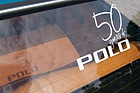 VW Polo L (1975) – Die heizbare Heckscheibe gehörte beim Polo L zur Serienausstattung. Der Jubiläumsaufkleber kam erst 50 Jahre später drauf