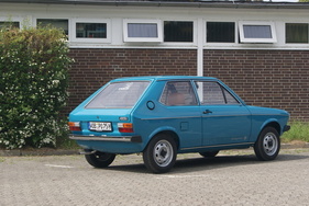 VW Polo L (1975) – Die minimal eingezogene Heckscheibe findet sich auch am Golf