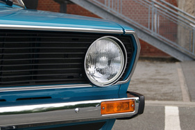 VW Polo L (1975) – Mehr Lametta: Der Polo L trägt neben verchromten Stossfängern auch eine Zierleiste um den Kühlergrill