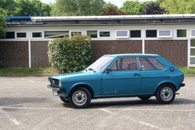 VW Polo L (1975) – "Ozeanicblau" ist genau die richtige Farbe für eine Fahrt zum Freibad